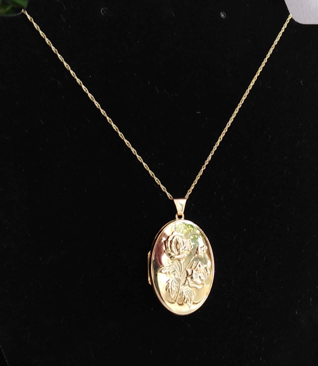 Large Vintage Oval 9ct Gold Roses Locket & Chain